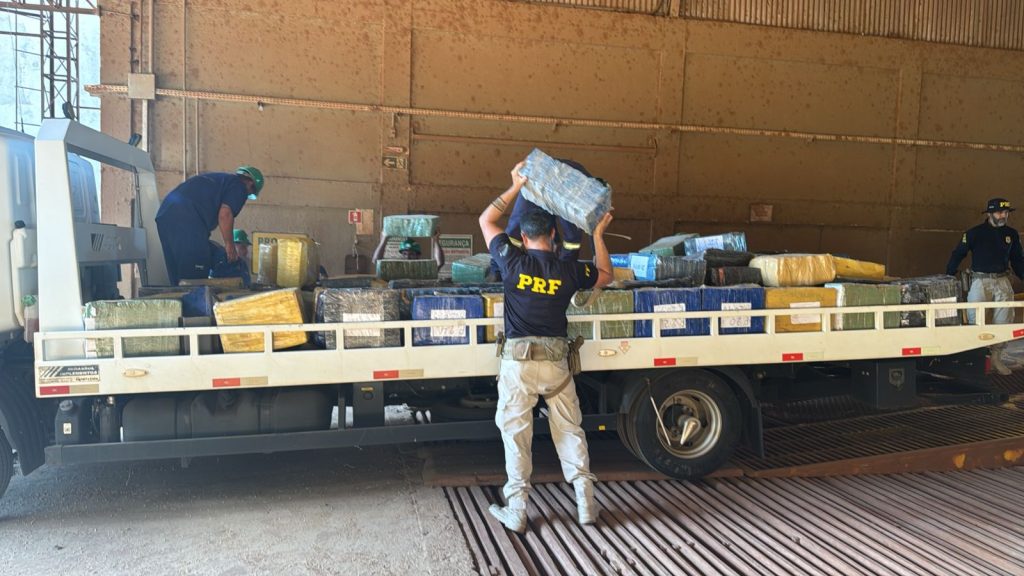 PRF apreende mais de 3 toneladas de maconha em carga de soja na BR-163 em Guaíra