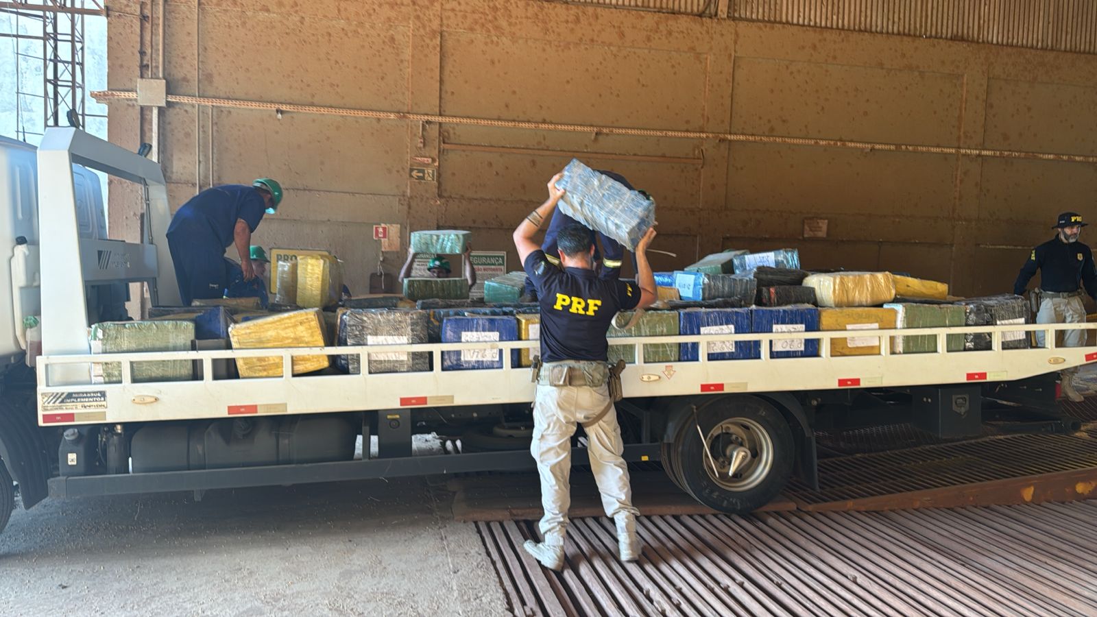 PRF apreende mais de 3 toneladas de maconha em carga de soja na BR-163 em Guaíra