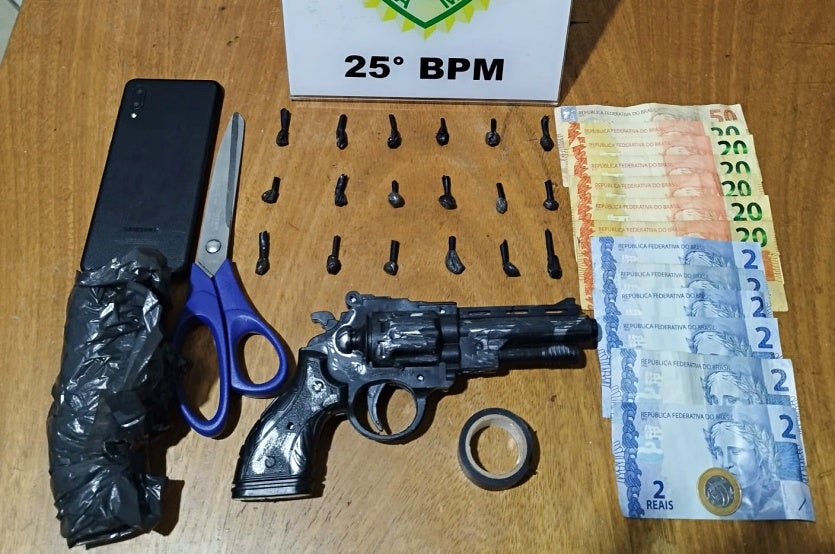 PM flagra três pessoas em situação de tráfico de cocaína em Umuarama