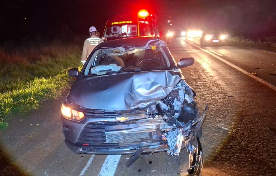 Onix bate na traseira de caminhão e motorista fica ferido na PR-487
