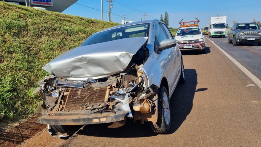 Colisão traseira entre veículos é registrada na BR-277 próximo ao viaduto da Carelli, em Cascavel