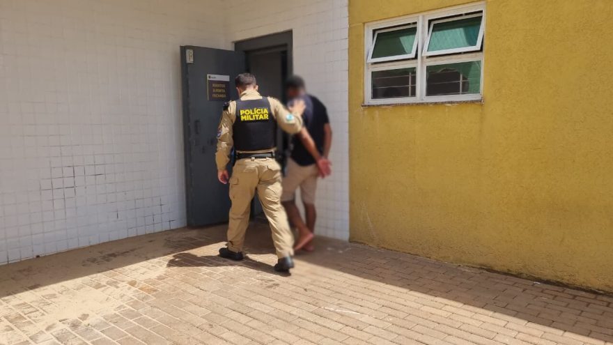Homem invade casa da ex e manda fotos pelo WhatsApp ameaçando colocar fogo no imóvel