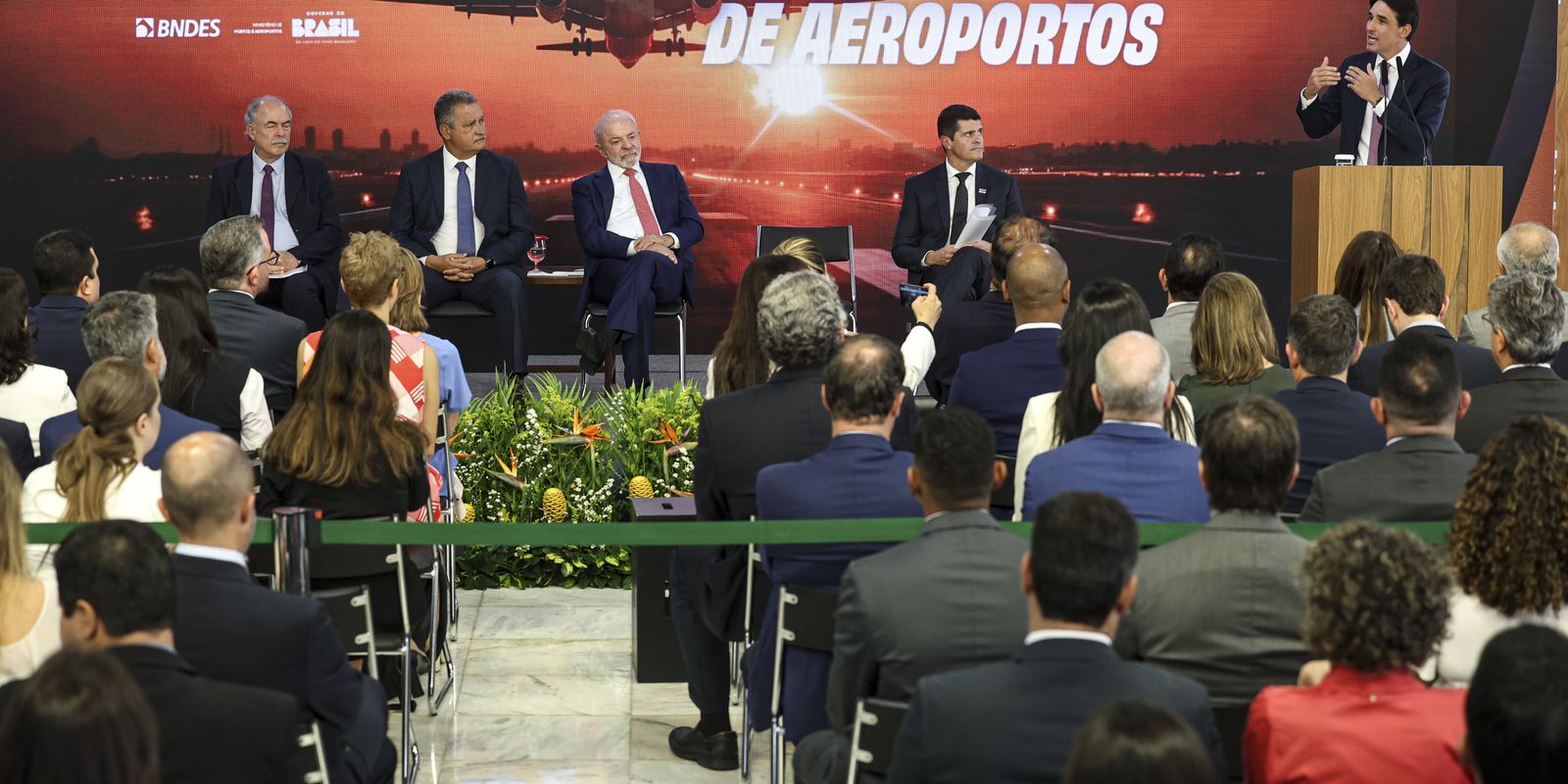 Ministro celebra anúncio de R$ 5,7 bi para ampliar aeroportos no país Imagem referente a Ministro celebra anúncio de R$ 5,7 bi para ampliar aeroportos no país