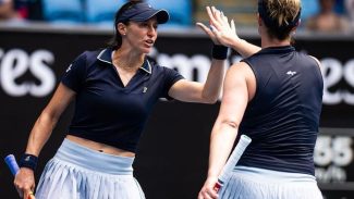 Dupla de Stefani vence 2º jogo e vai às quartas do WTA 1000 de Doha Dupla de Stefani vence 2º jogo e vai às quartas do WTA 1000 de Doha