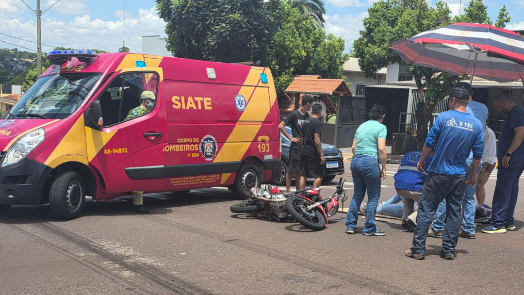 Motociclista sofre luxação no tornozelo após acidente na Avenida Senador Attílio Fontana, em Toledo