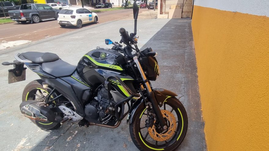 Mulher fica ferida após acidente entre carro e moto em rotatória