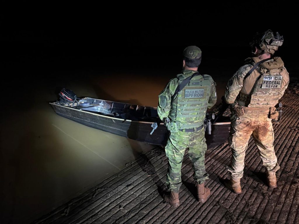 PF e PM apreendem 154,6 kg de maconha em embarcação vinda do Paraguai