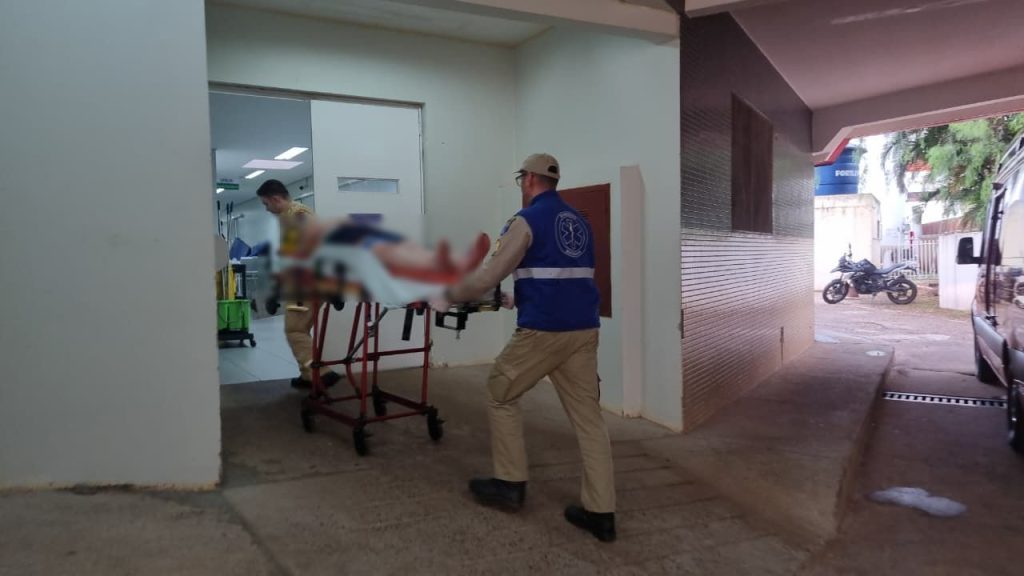 Mulher de 55 anos sofre fraturas após cair de rosto no chão de residência no Guarujá