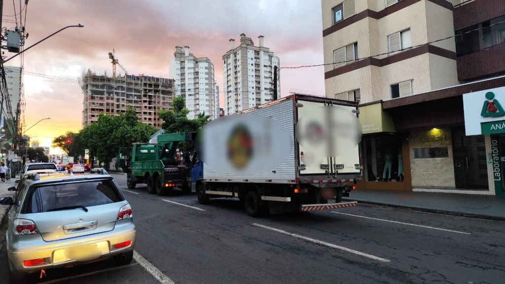 Caminhão apresenta problema mecânico e interdita faixa central da Rua Paraná