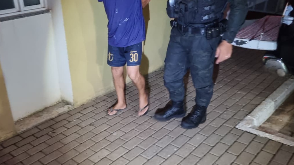 Homem é detido suspeito de agredir a companheira com soco no nariz em São João d’Oeste