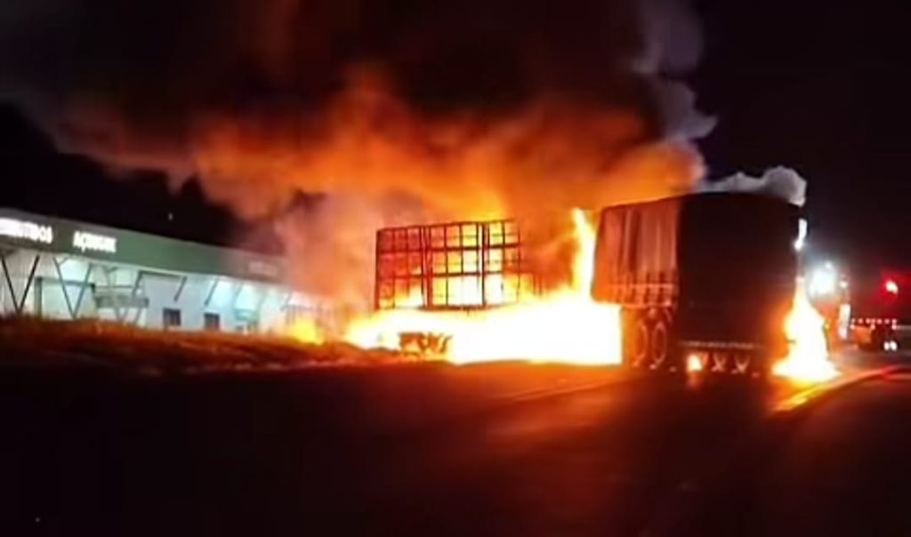 Caminhões pegam fogo após colisão e interditam BR-277 em Guaraniaçu; Veja os vídeos