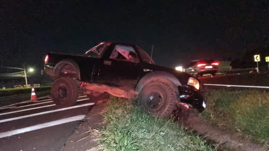 Ford Ranger sai da pista após problema mecânico na BR-277, em Cascavel