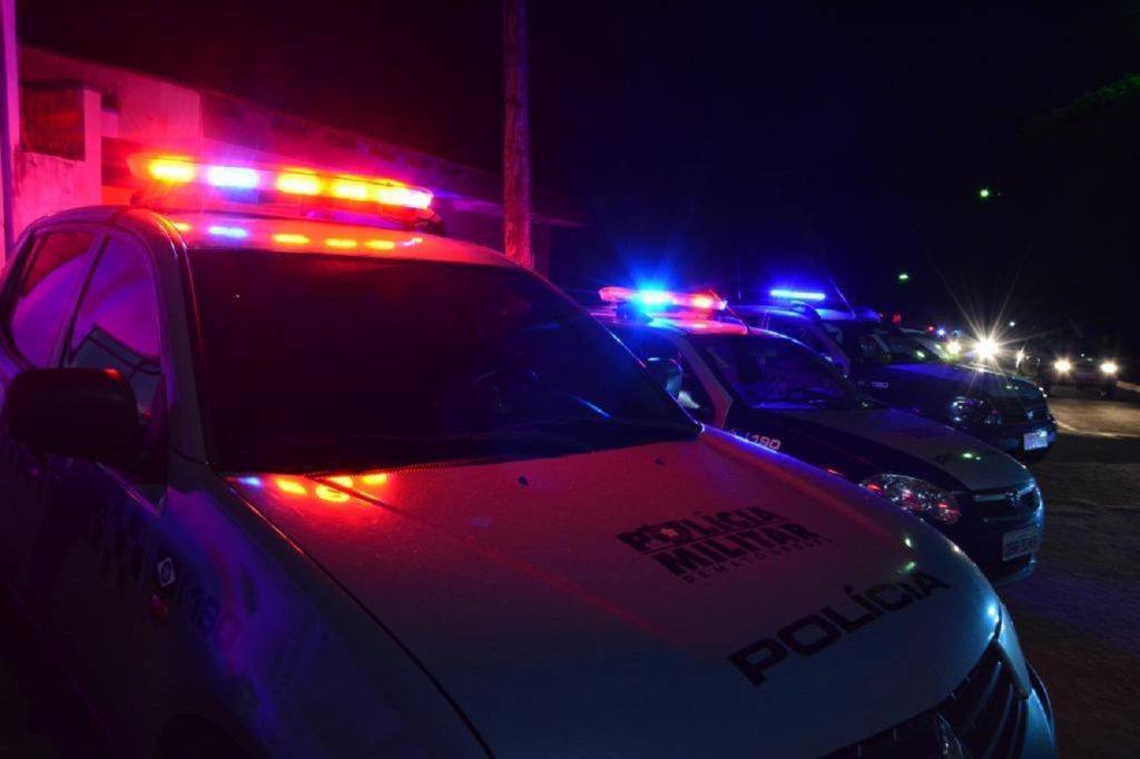Após crise de ciúmes, homem tenta atropelar esposa e foge com bebê
