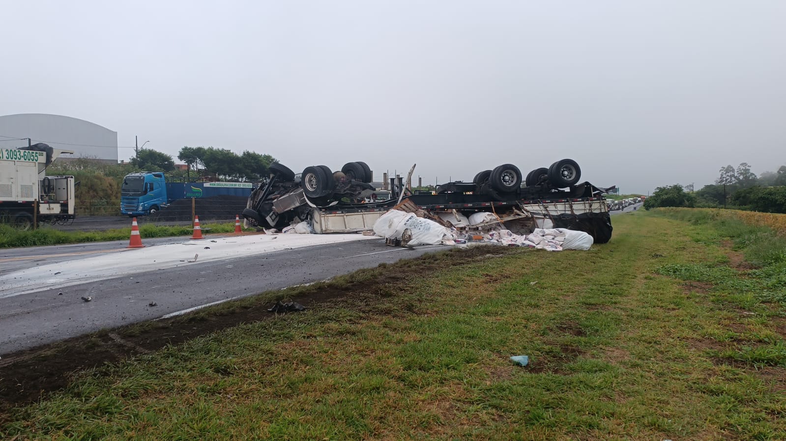 Caminhão capota e interdita BR-376 após colisão frontal com carro