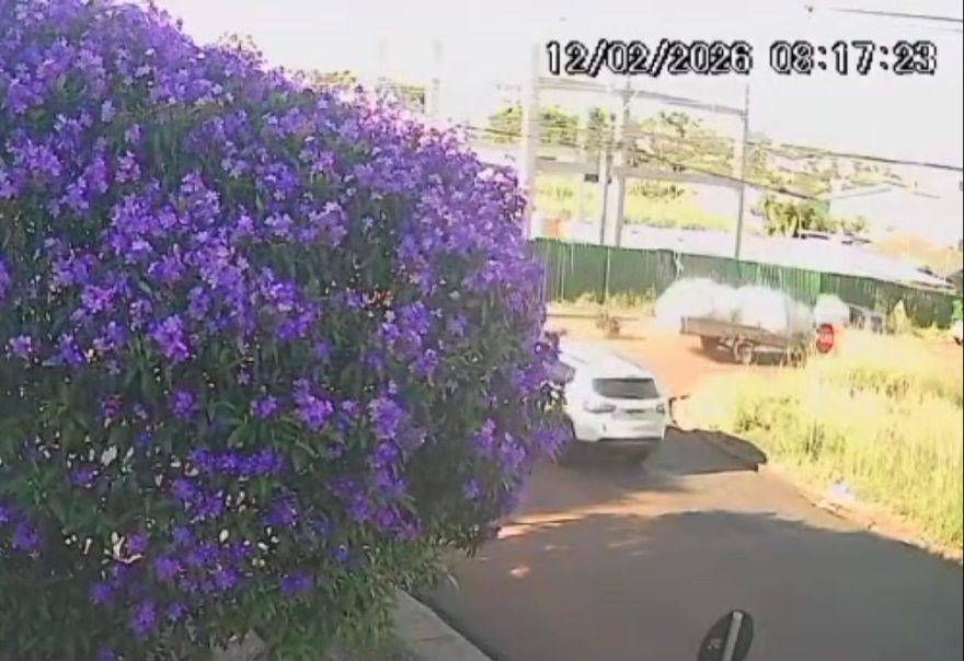 Câmera flagra motoqueiro caindo após batida com caminhonete no Bairro Coqueiral