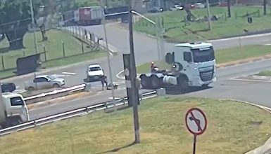 Imagem referente a Vídeo mostra caminhão ‘atropelando’ moto no Trevo da Portal, em Cascavel