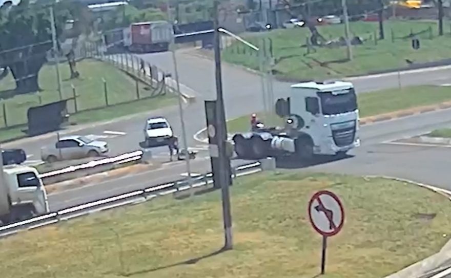 Vídeo mostra caminhão ‘atropelando’ moto no Trevo da Portal, em Cascavel