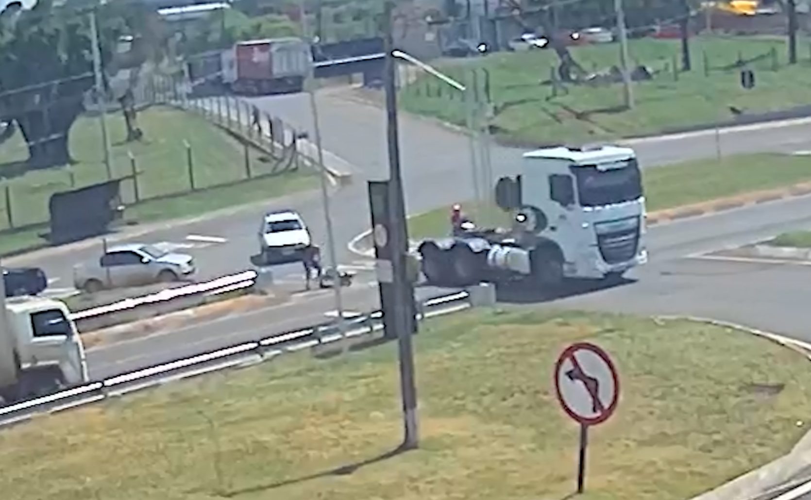 Vídeo mostra caminhão 'atropelando' moto no Trevo da Portal, em Cascavel Vídeo mostra caminhão 'atropelando' moto no Trevo da Portal, em Cascavel