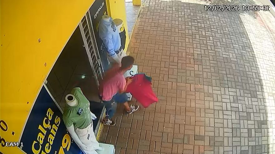 Ladrão furta camisas e foge de bicicleta após ação rápida no Cascavel Velho