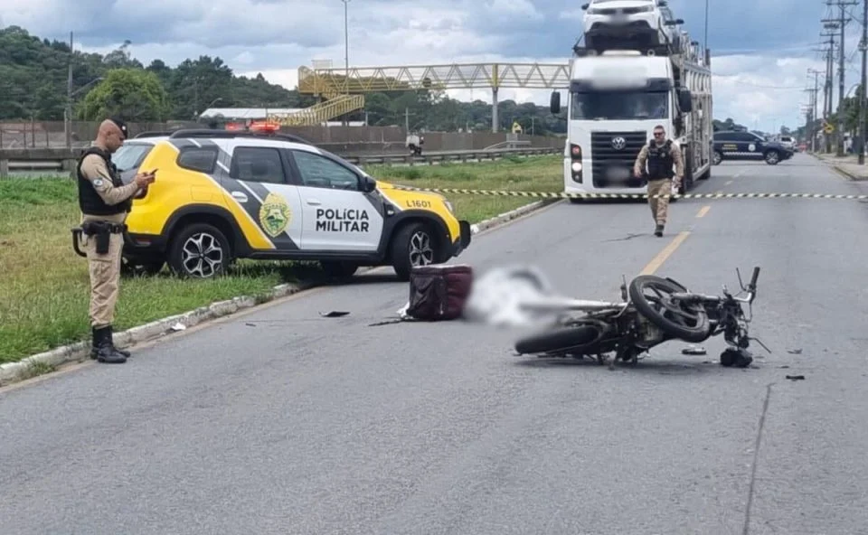 Motociclista morre ao bater contra lateral de SUV na marginal da BR-277: ‘Vida inteira pela frente’, diz GM