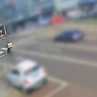 Imagem referente a Câmera flagra mulher sendo atropelada por Fiat Mobi