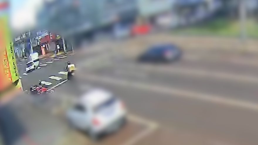 Câmera flagra mulher sendo atropelada por Fiat Mobi
