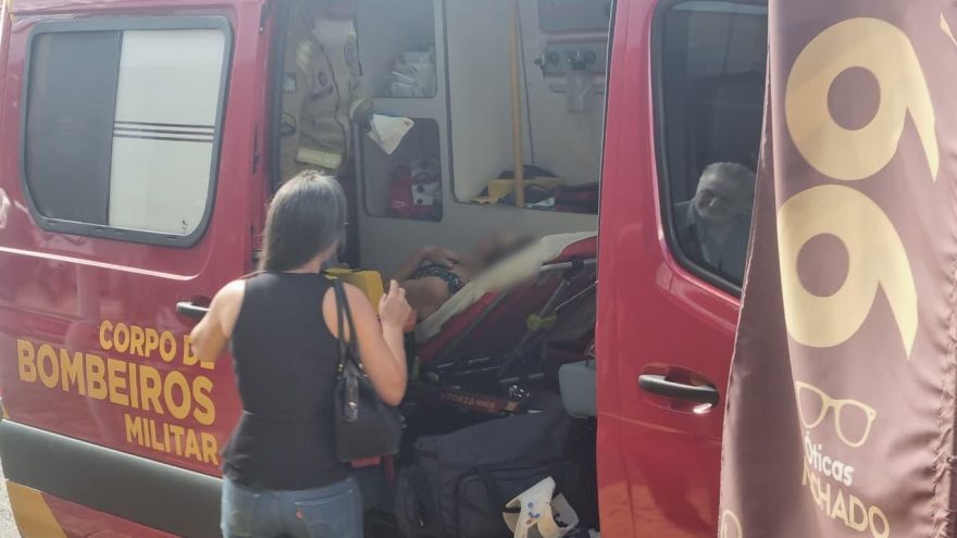 Mulher é atropelada na faixa de pedestres na Rua Rio Grande do Sul