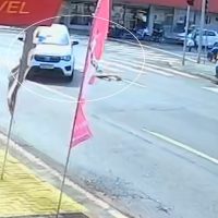 Imagem referente a Terceira câmera mostra momento da queda de mulher atropelada por Fiat Mobi