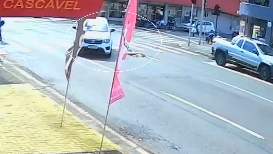 Terceira câmera mostra momento da queda de mulher atropelada por Fiat Mobi
