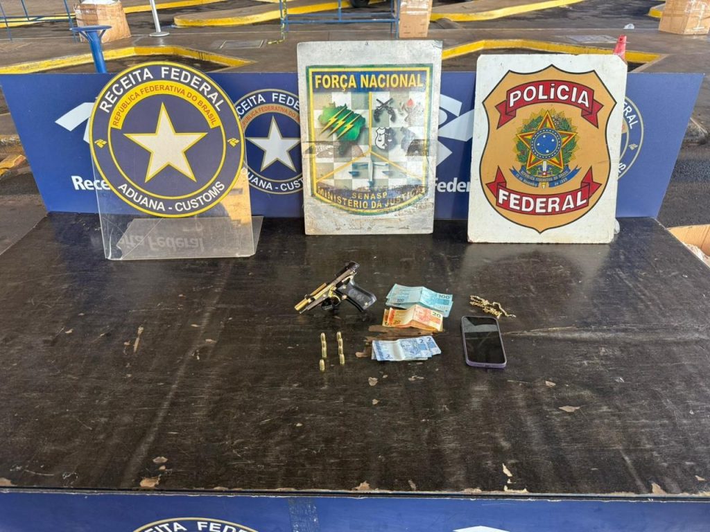 Homem tenta atravessar ponte a pé e é preso em flagrante com pistola e munições