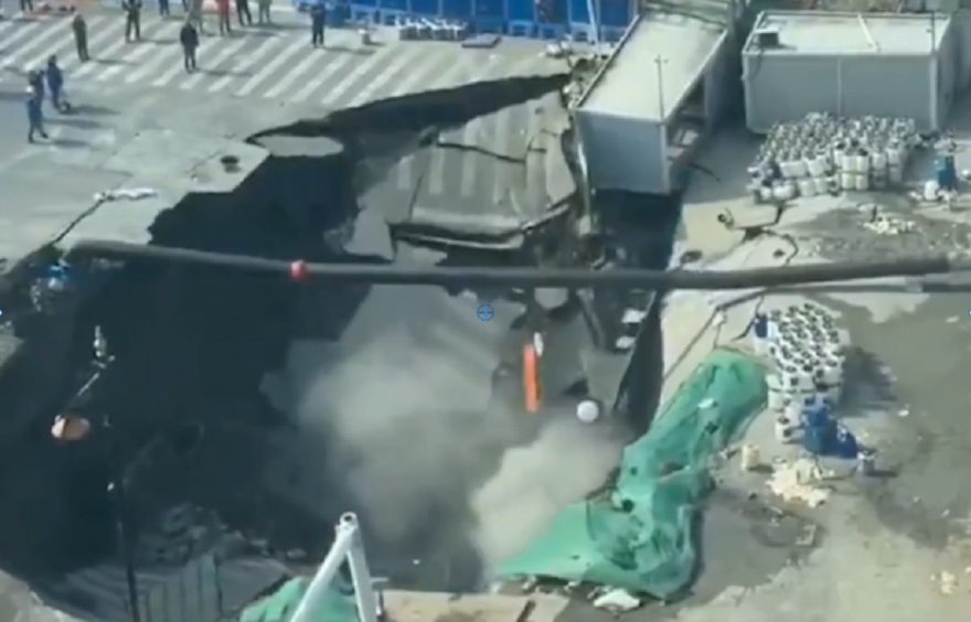 Assustador! Vídeo real mostra cratera se abrindo em avenida e engolindo tudo