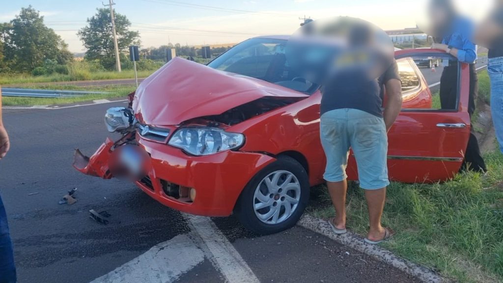 Palio e caminhão bitrem se envolvem em colisão na BR-277 em Cascavel