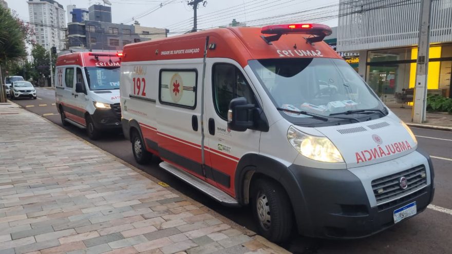 Ambulâncias do Samu socorrem moradora em edifício no Centro de Cascavel