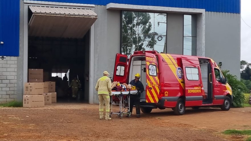 Empilhadeira cai e deixa dois trabalhadores feridos em empresa na BR-277, em Cascavel