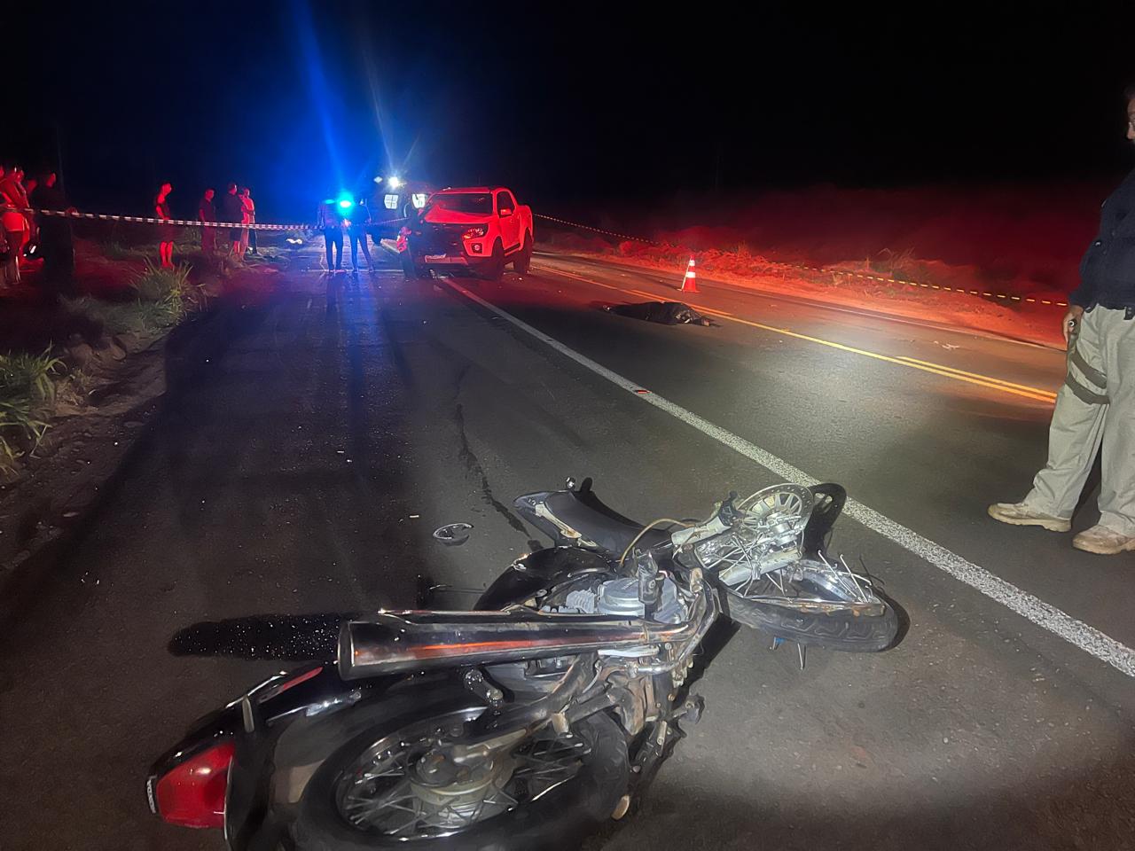 Jovem morre em batida frontal entre moto e caminhonete na BR 376