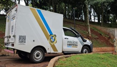 Imagem referente a Servidora encontra sacola plástica boiando em lago e ao abrir pacote se depara com recém-nascido morto