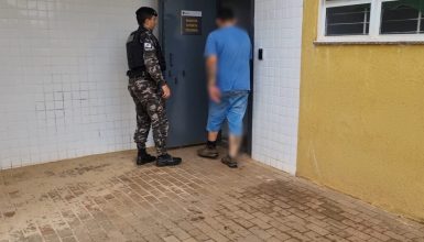 Imagem referente a Após ser preso com armas e munições, homem passa mal e vomita na viatura