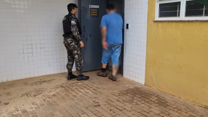 Após ser preso com armas e munições, homem passa mal e vomita na viatura