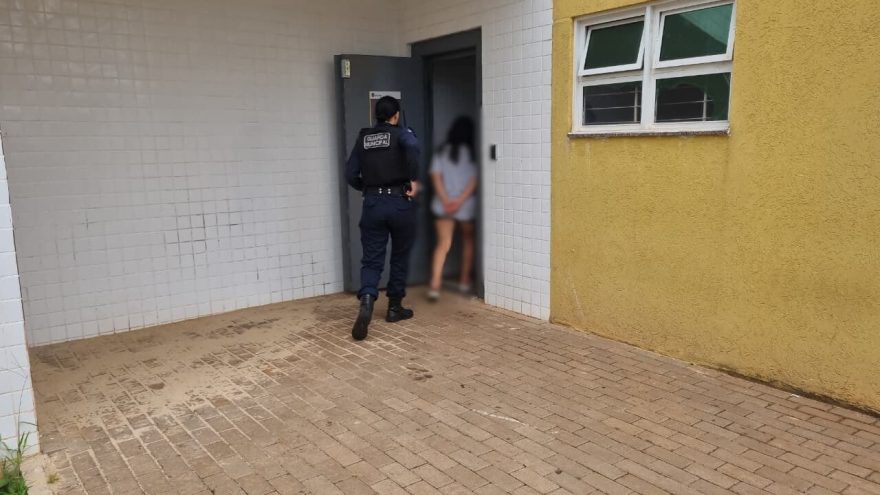 Abordagem da Guarda Municipal localiza mulher que era procurada pela Justiça pelo crime de tráfico
