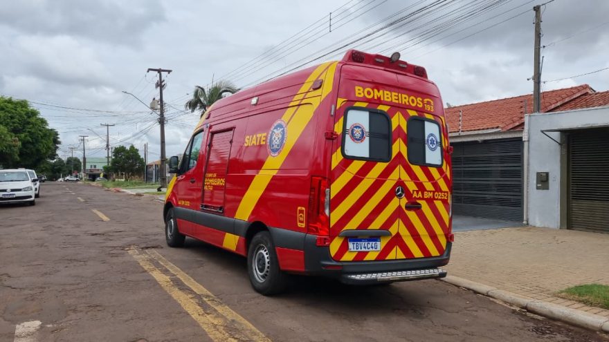 Homem é socorrido pelo Corpo de Bombeiros após colisão entre moto e caminhão