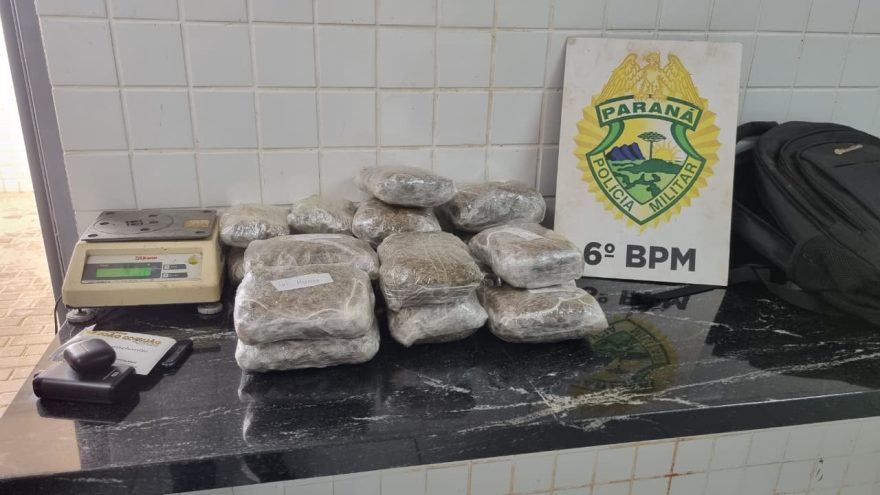 PM barra entrega de drogas em moto e homem é detido com 17 pacotes de maconha