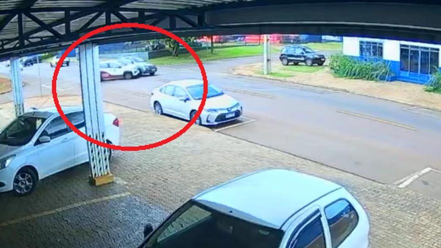 Câmera flagra acidente entre Kwid e Strada na Rua Jorge Lacerda