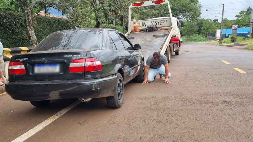 Motorista perde controle e Corolla bate contra guard rail em Cascavel