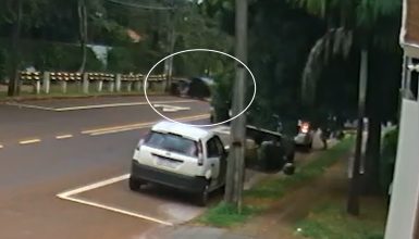 Imagem referente a Câmera registra momento em que Corolla atinge guard rail em Cascavel