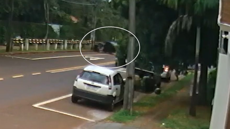 Câmera registra momento em que Corolla atinge guard rail em Cascavel