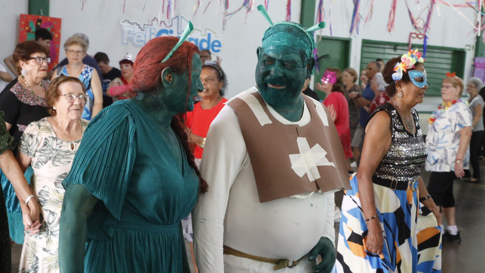 "Faz o urro": Com direito a fantasia e muita animação, Programa FeliCidade do Idoso celebra Carnaval em Cascavel