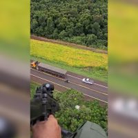 Imagem referente a Helicóptero Falcão auxilia na prisão de motociclista com quase 5 kg de droga na BR-277