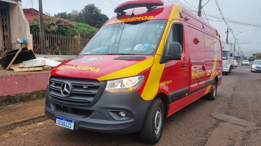 Colisão entre motocicletas deixa jovem de 24 anos ferida no bairro Periolo