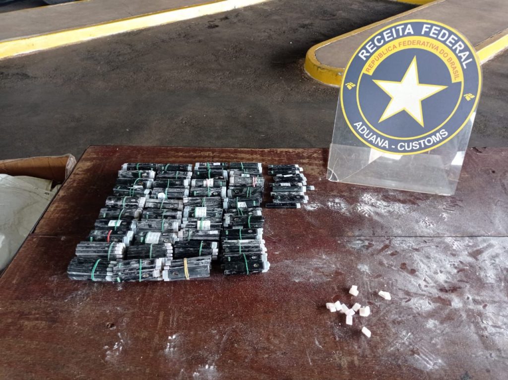 Receita Federal apreende cigarros eletrônicos de THC escondidos em potes de suplemento na fronteira