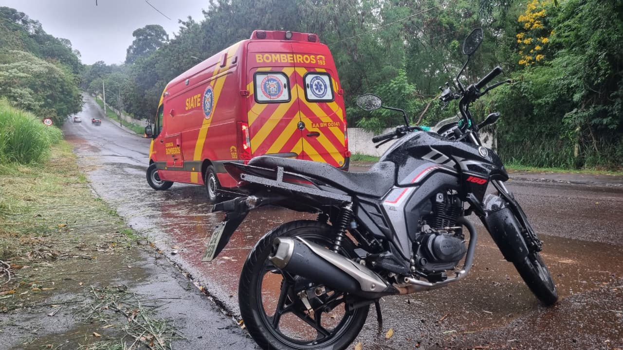 Motociclista é socorrido após deslizar no asfalto molhado na Rua Machado de Assis Motociclista é socorrido após deslizar no asfalto molhado na Rua Machado de Assis